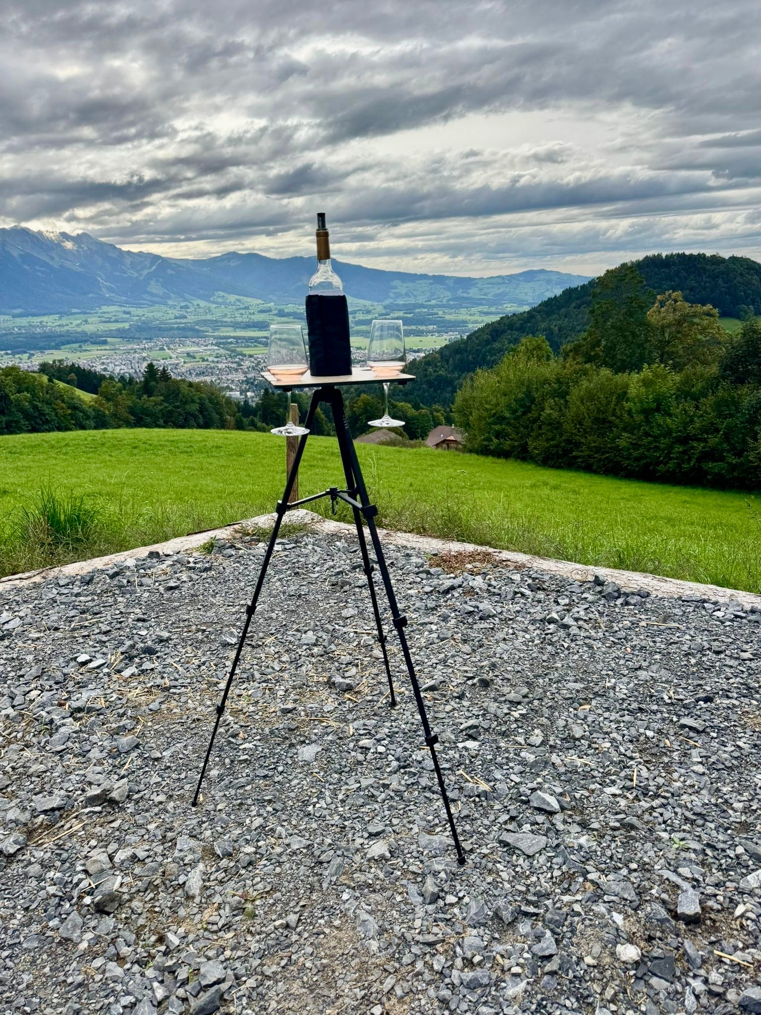 STYYL - TuttY-HolztablettY – der elegante Magnet-Beistelltisch mit Weinhalter in edler Eichenoptik